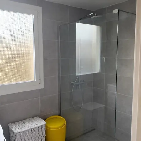 Quiet With Balcony And Sea View Antibes